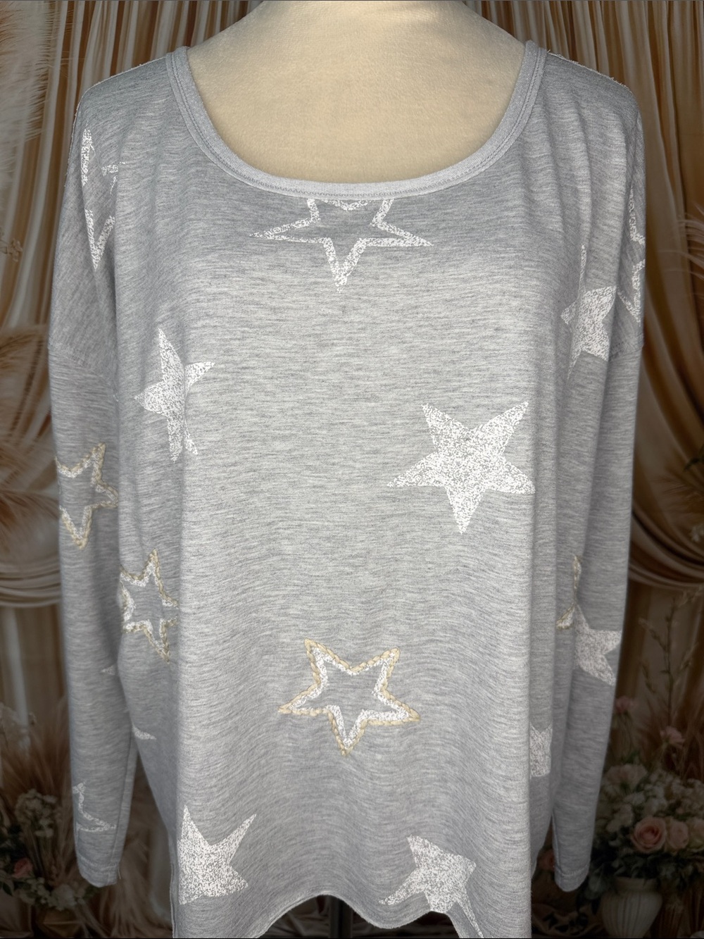 Maurices Light Gray Long Sleeve Star Print Tee